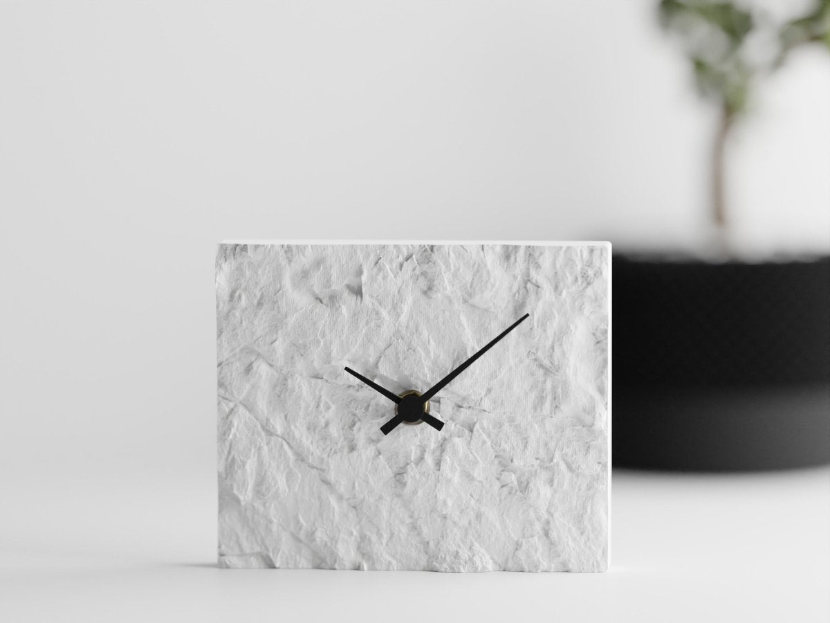 Rock Clock – Moderne Tischuhr mit leisem Quarzwerk im Stein-Look