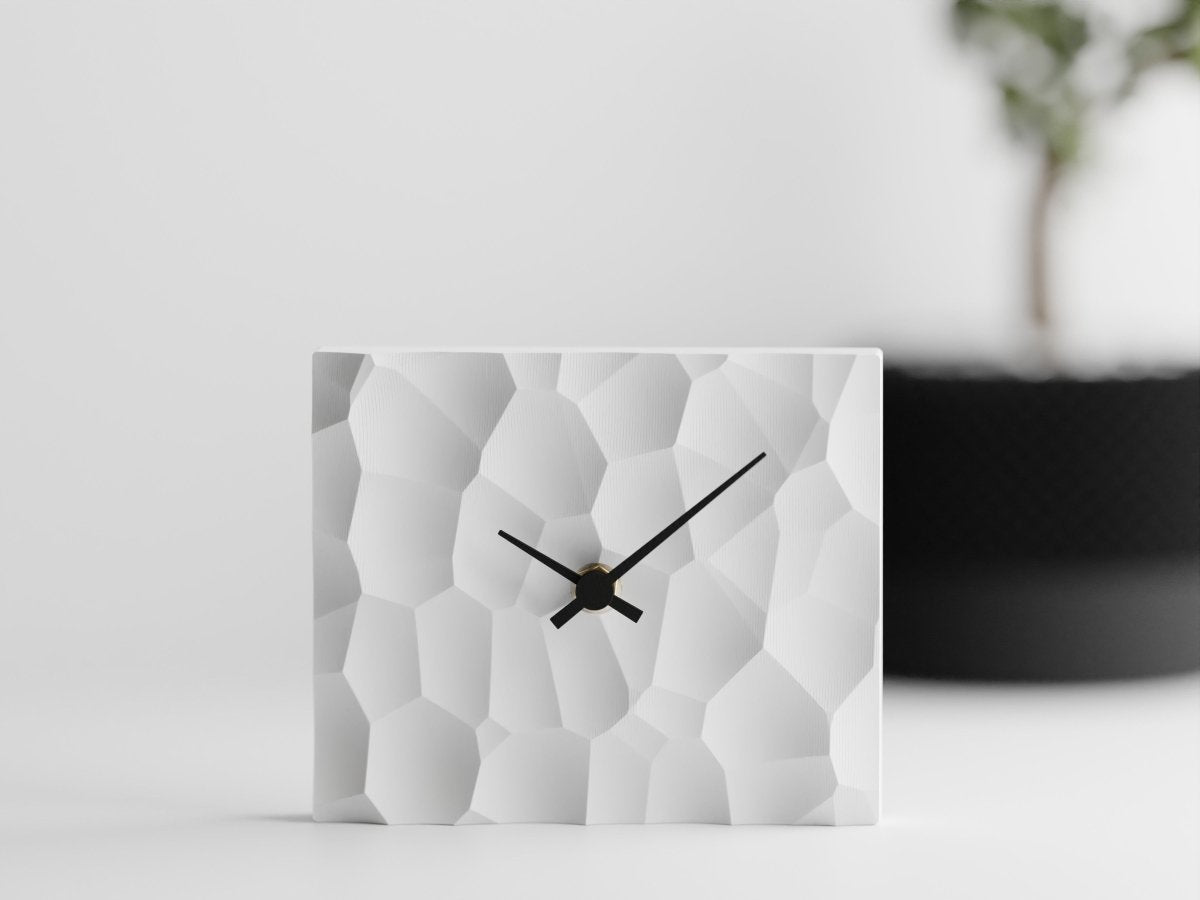 Voronoi Clock – Tischuhr mit leisem Quarzwerk für Büro oder Wohnzimmer