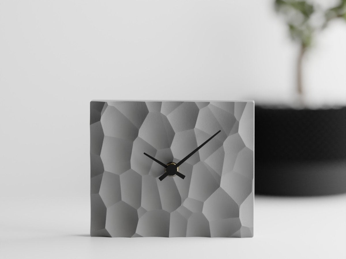 Voronoi Clock – Tischuhr mit leisem Quarzwerk für Büro oder Wohnzimmer
