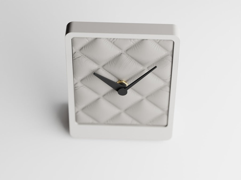 Cushion Desk Clock – Tischuhr mit Stoffstruktur und leisem Quarzwerk im Kissen-Design