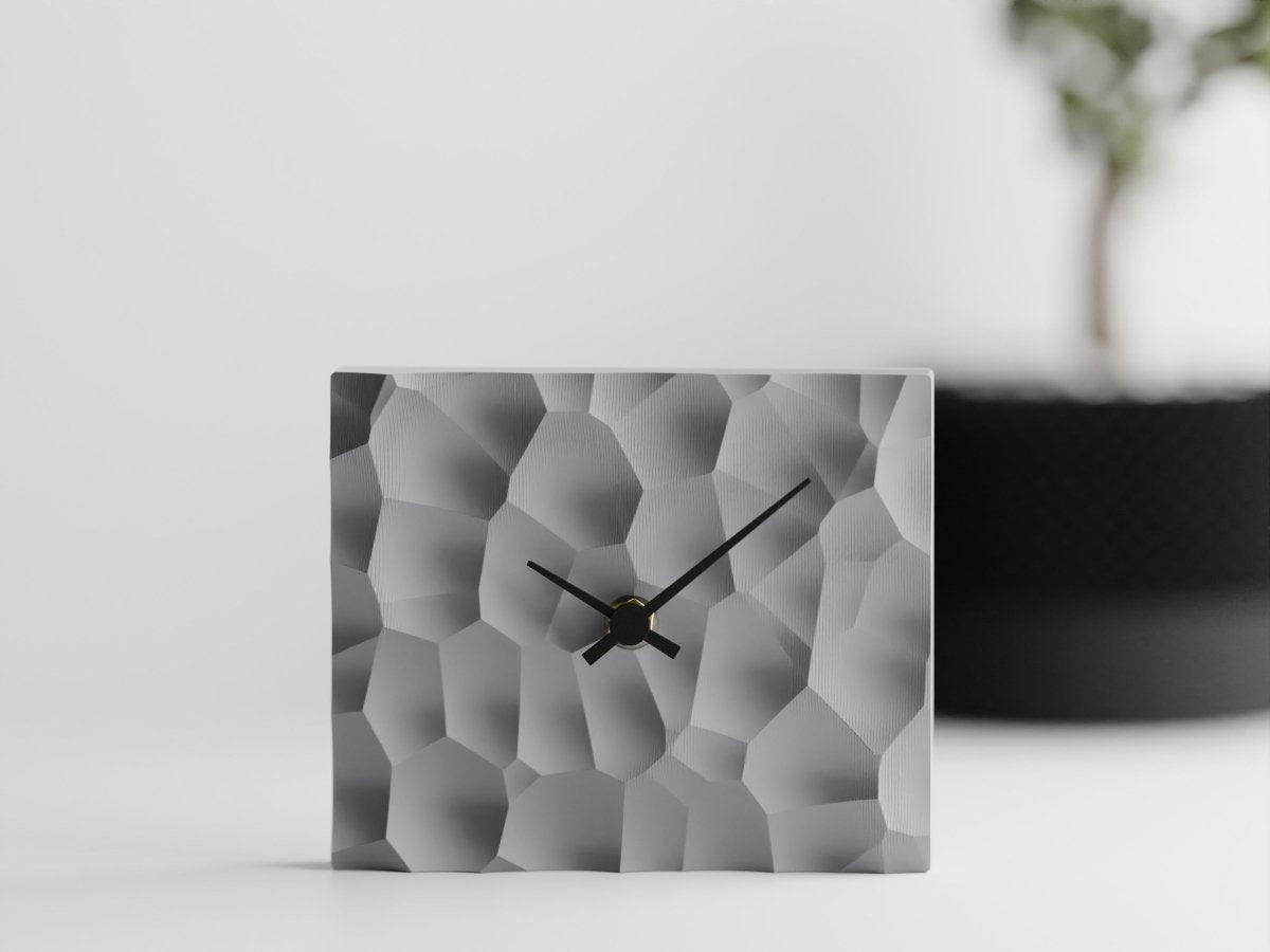 Voronoi Clock – Tischuhr mit leisem Quarzwerk für Büro oder Wohnzimmer
