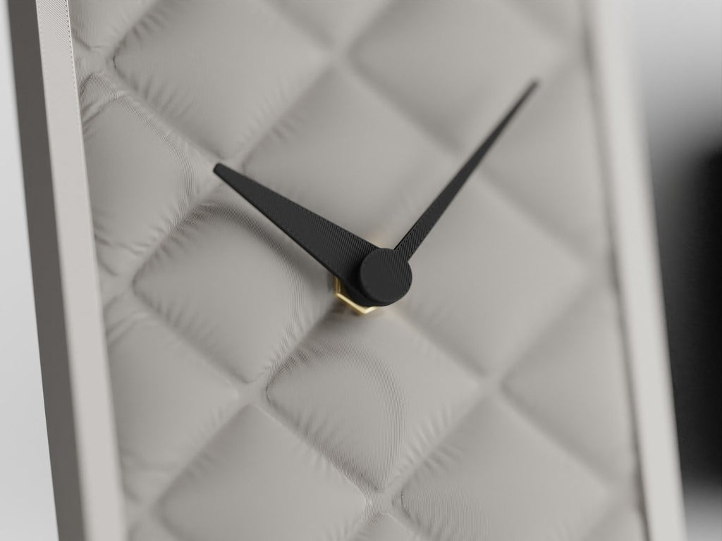 Cushion Desk Clock – Tischuhr mit Stoffstruktur und leisem Quarzwerk im Kissen-Design