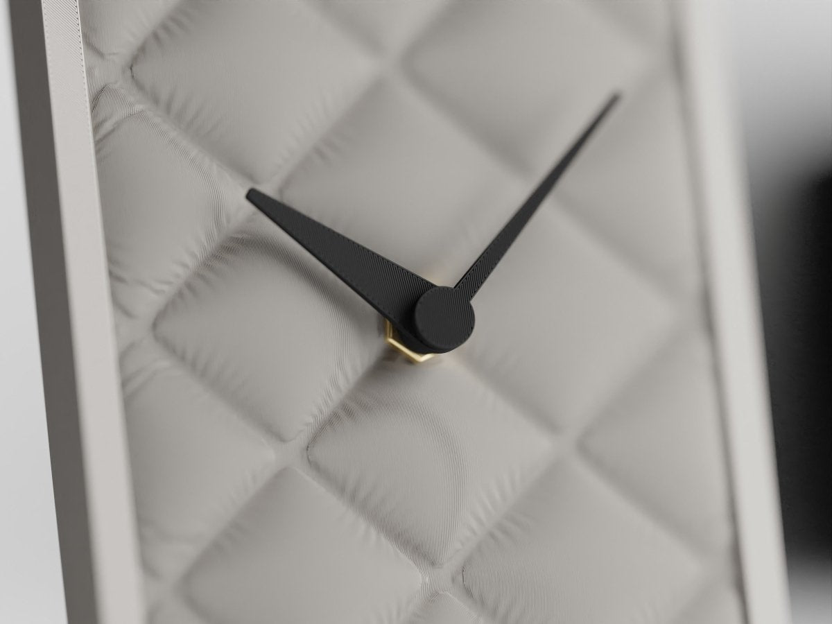 Cushion Desk Clock – Tischuhr mit Stoffstruktur und leisem Quarzwerk im Kissen-Design