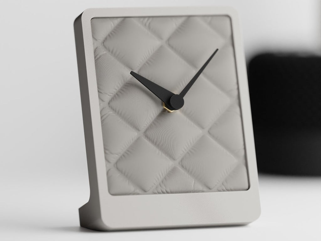 Cushion Desk Clock – Tischuhr mit Stoffstruktur und leisem Quarzwerk im Kissen-Design