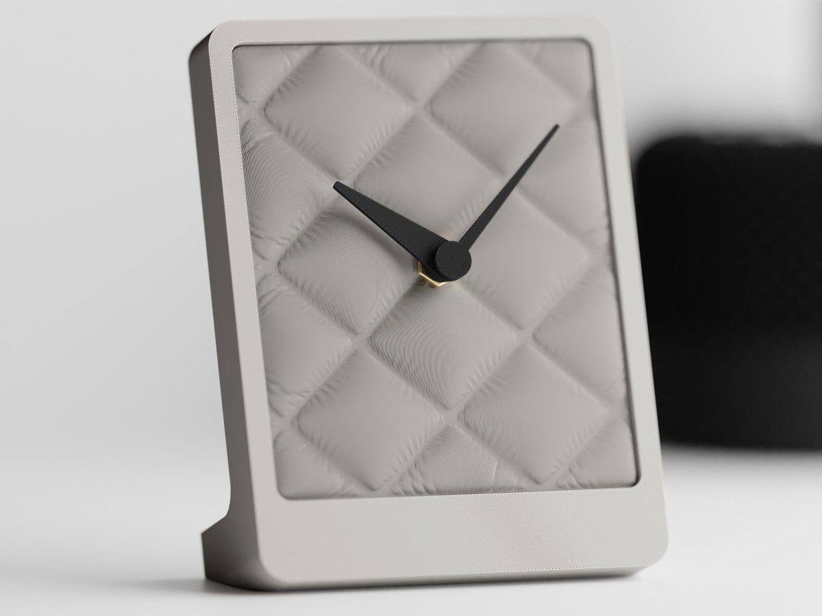 Cushion Desk Clock – Tischuhr mit Stoffstruktur und leisem Quarzwerk im Kissen-Design