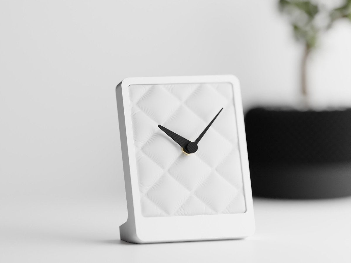 Cushion Desk Clock – Tischuhr mit Stoffstruktur und leisem Quarzwerk im Kissen-Design