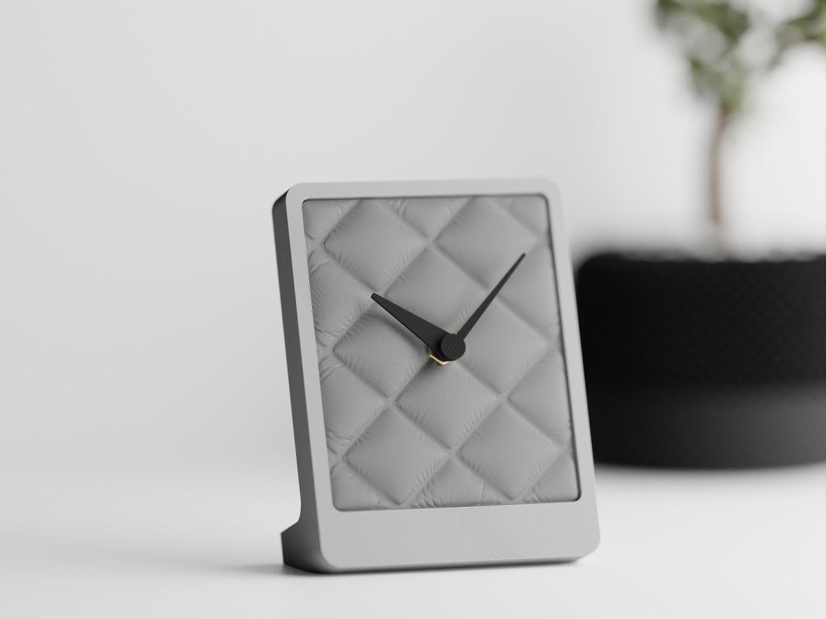 Cushion Desk Clock – Tischuhr mit Stoffstruktur und leisem Quarzwerk im Kissen-Design