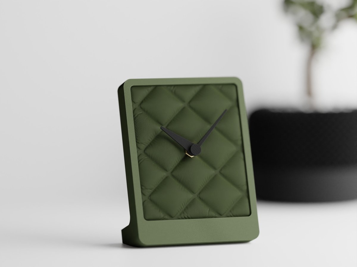Cushion Desk Clock – Tischuhr mit Stoffstruktur und leisem Quarzwerk im Kissen-Design