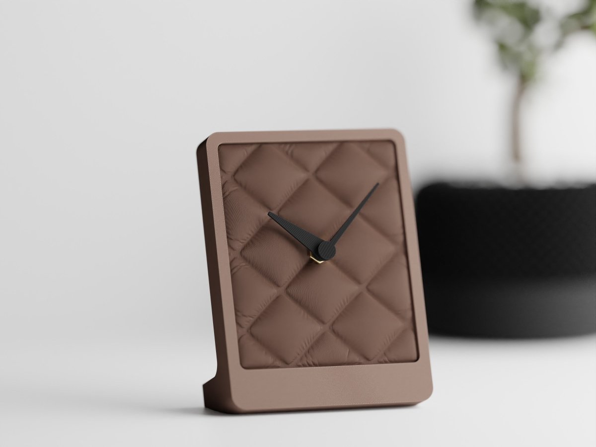 Cushion Desk Clock – Tischuhr mit Stoffstruktur und leisem Quarzwerk im Kissen-Design