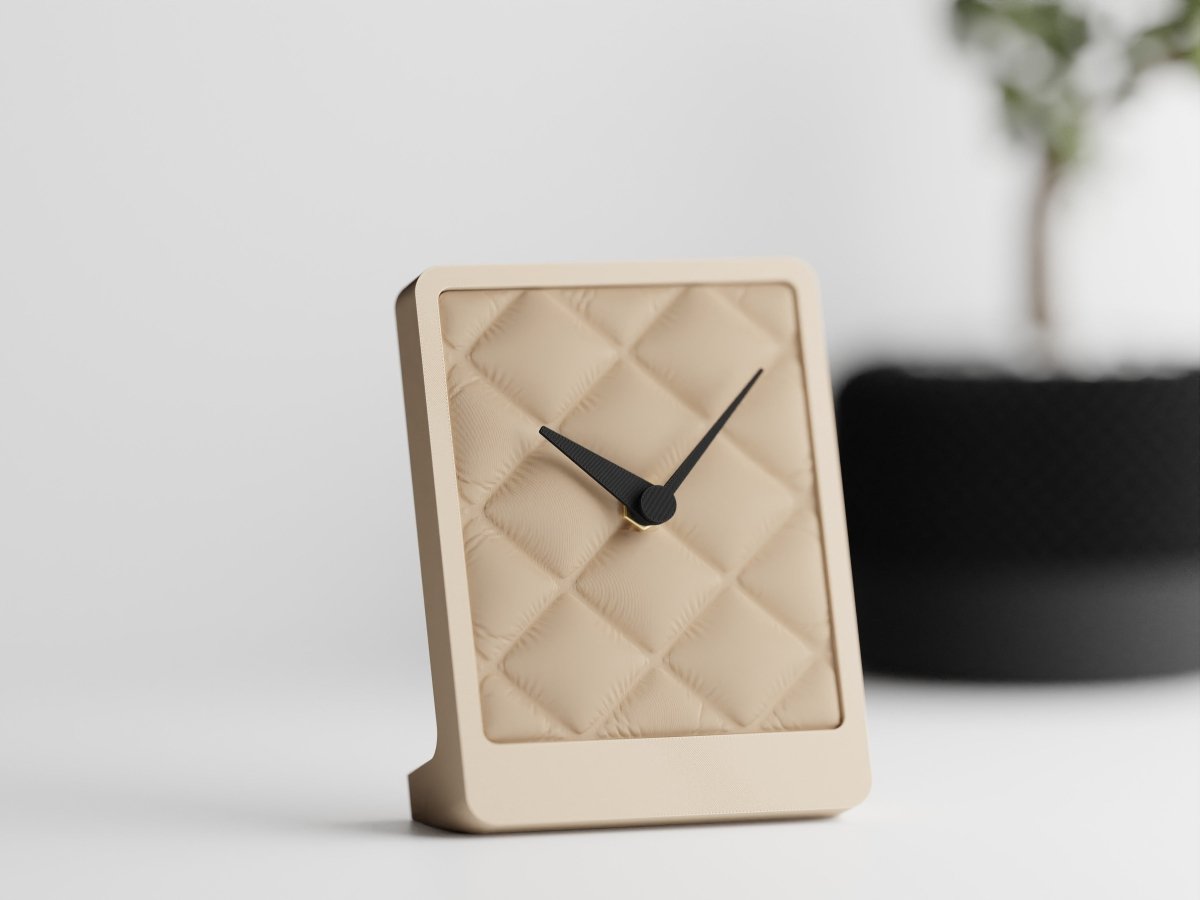 Cushion Desk Clock – Tischuhr mit Stoffstruktur und leisem Quarzwerk im Kissen-Design