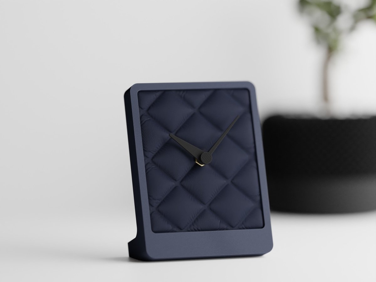 Cushion Desk Clock – Tischuhr mit Stoffstruktur und leisem Quarzwerk im Kissen-Design