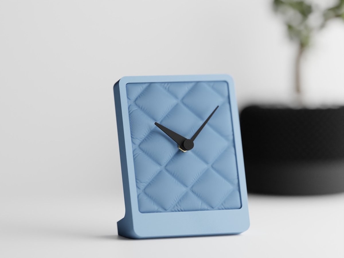 Cushion Desk Clock – Tischuhr mit Stoffstruktur und leisem Quarzwerk im Kissen-Design