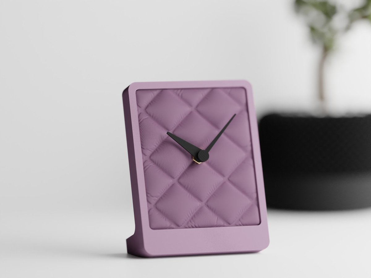 Cushion Desk Clock – Tischuhr mit Stoffstruktur und leisem Quarzwerk im Kissen-Design