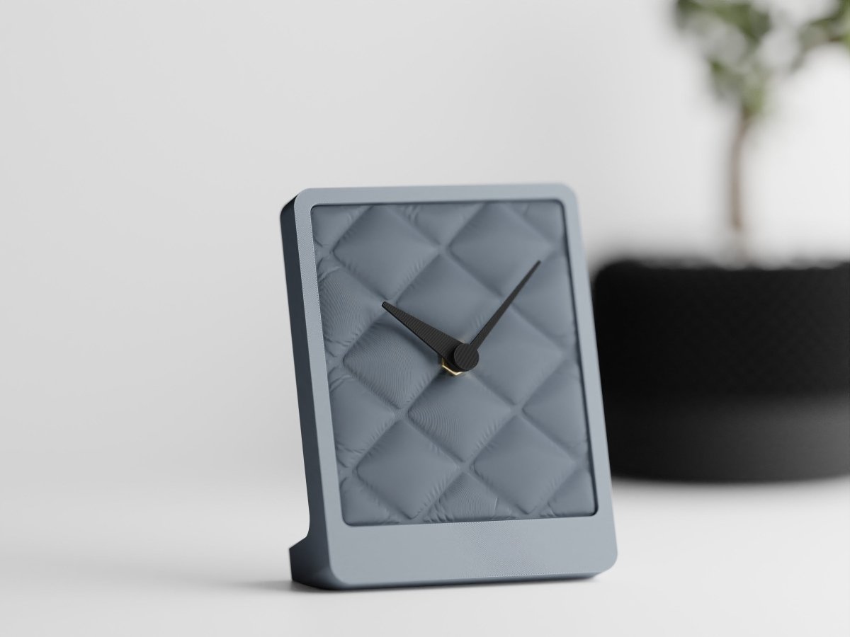 Cushion Desk Clock – Tischuhr mit Stoffstruktur und leisem Quarzwerk im Kissen-Design