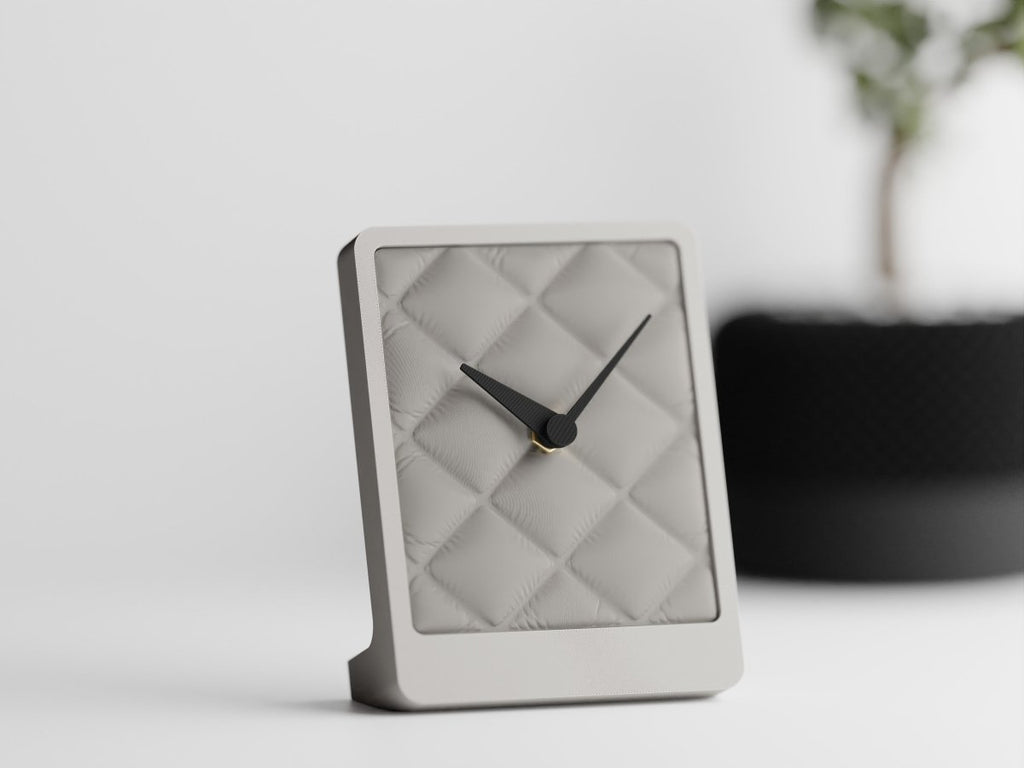 Cushion Desk Clock – Tischuhr mit Stoffstruktur und leisem Quarzwerk im Kissen-Design