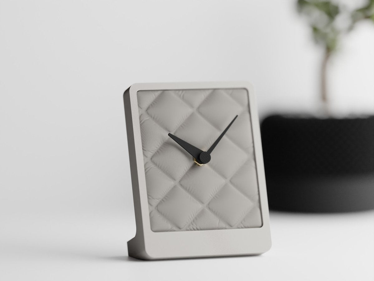 Cushion Desk Clock – Tischuhr mit Stoffstruktur und leisem Quarzwerk im Kissen-Design