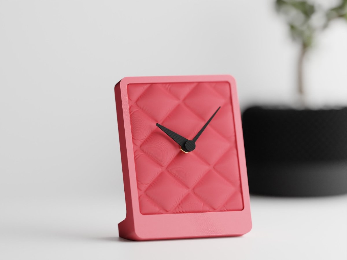 Cushion Desk Clock – Tischuhr mit Stoffstruktur und leisem Quarzwerk im Kissen-Design