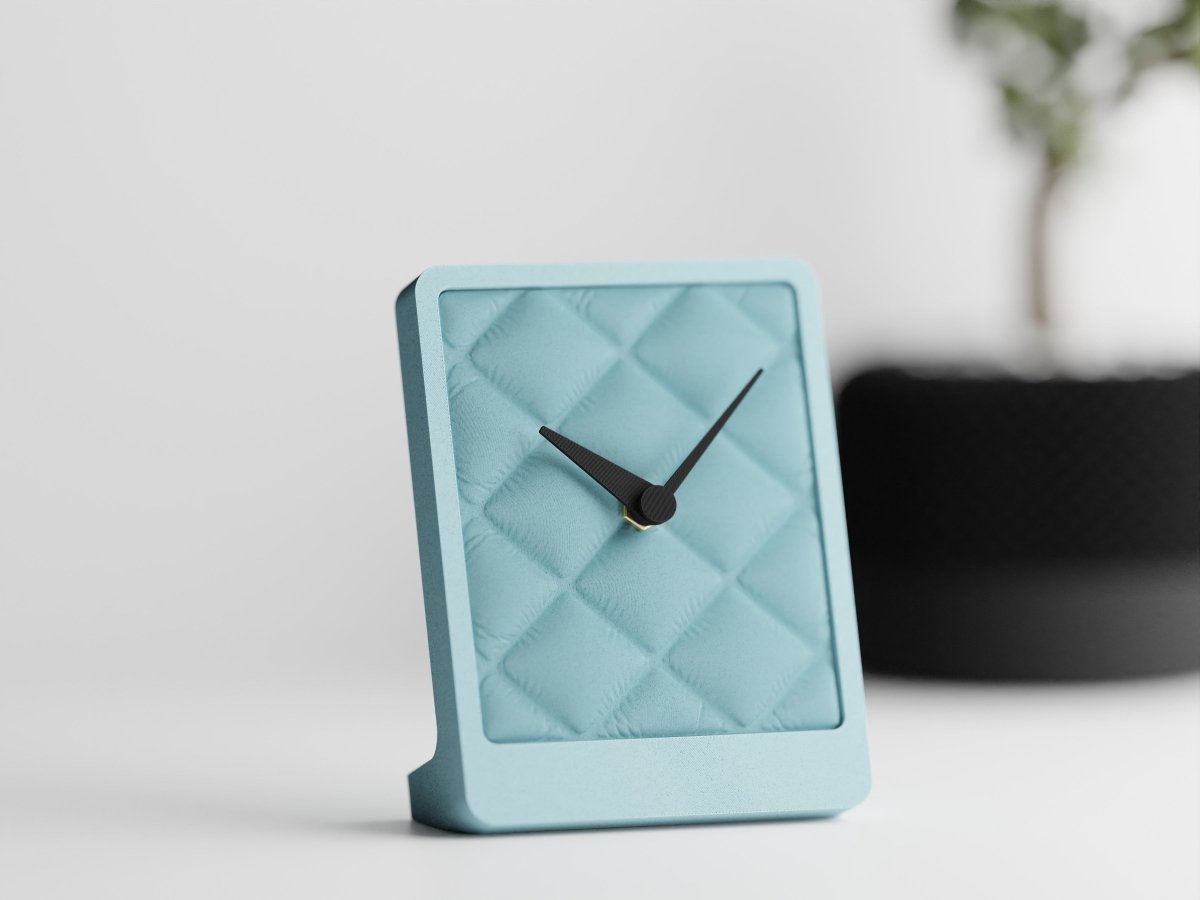 Cushion Desk Clock – Tischuhr mit Stoffstruktur und leisem Quarzwerk im Kissen-Design