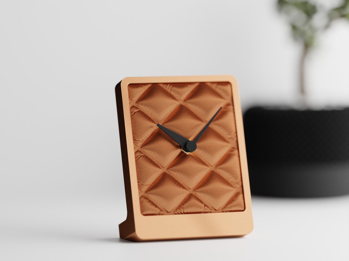 Cushion Desk Clock – Tischuhr mit Stoffstruktur und leisem Quarzwerk im Kissen-Design
