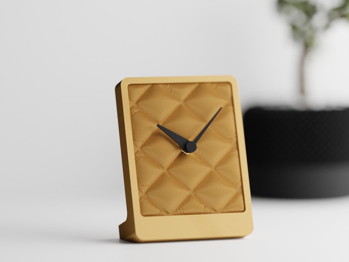 Cushion Desk Clock – Tischuhr mit Stoffstruktur und leisem Quarzwerk im Kissen-Design