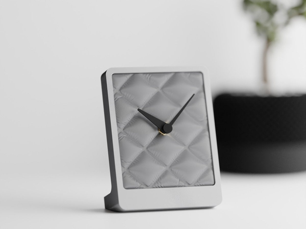 Cushion Desk Clock – Tischuhr mit Stoffstruktur und leisem Quarzwerk im Kissen-Design