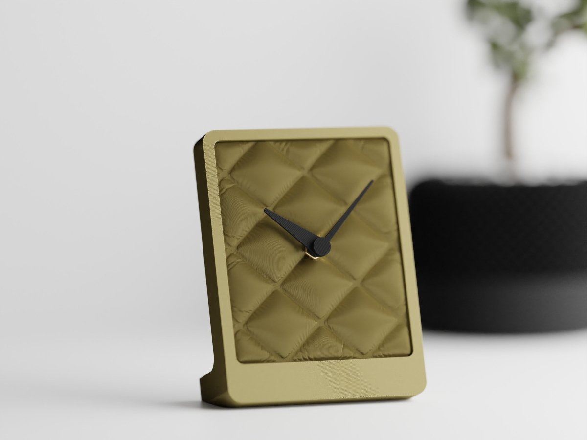 Cushion Desk Clock – Tischuhr mit Stoffstruktur und leisem Quarzwerk im Kissen-Design