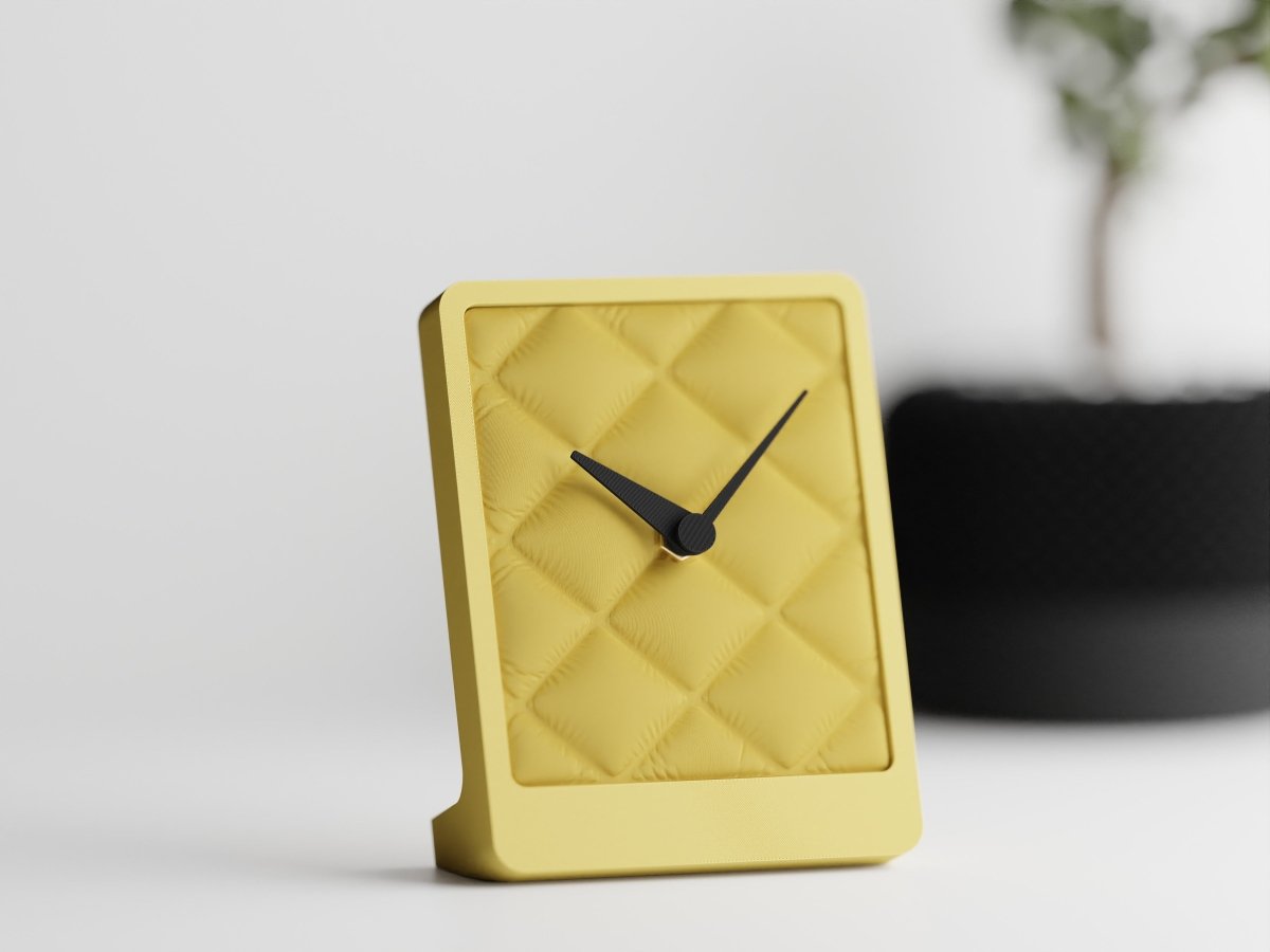 Cushion Desk Clock – Tischuhr mit Stoffstruktur und leisem Quarzwerk im Kissen-Design
