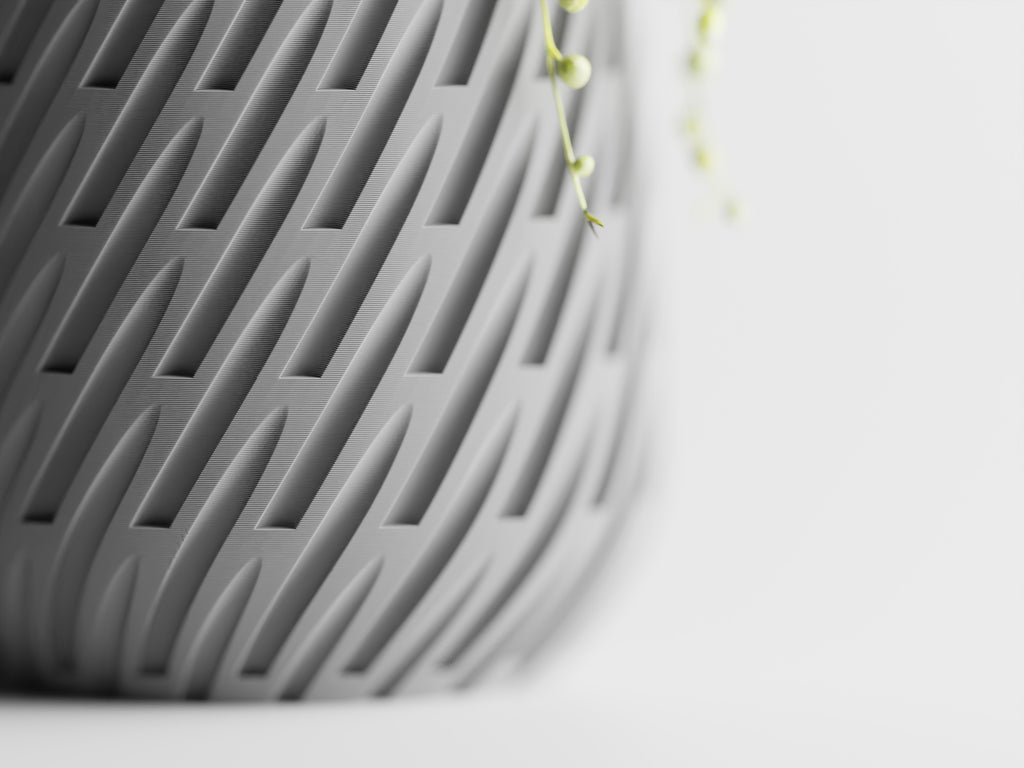 Thyren – Schlanke Vase mit ruhigem Linienmuster